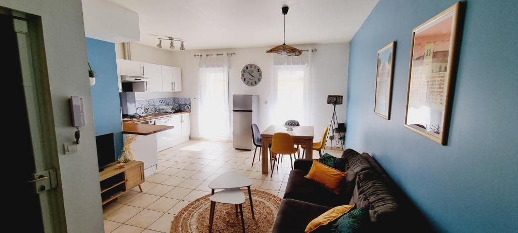 Χώρος καθιστικού στο Agréable appartement avec 2 places de parking dans le garage