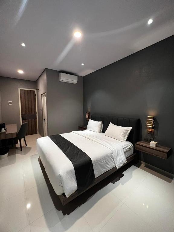 Letto o letti in una camera di Syailendra Hotel Syariah