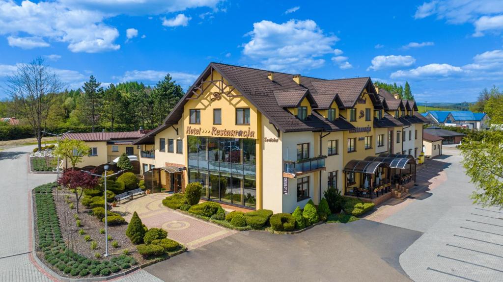 z góry widok na zajazd w parku w obiekcie Hotel Szelców w mieście Lesko