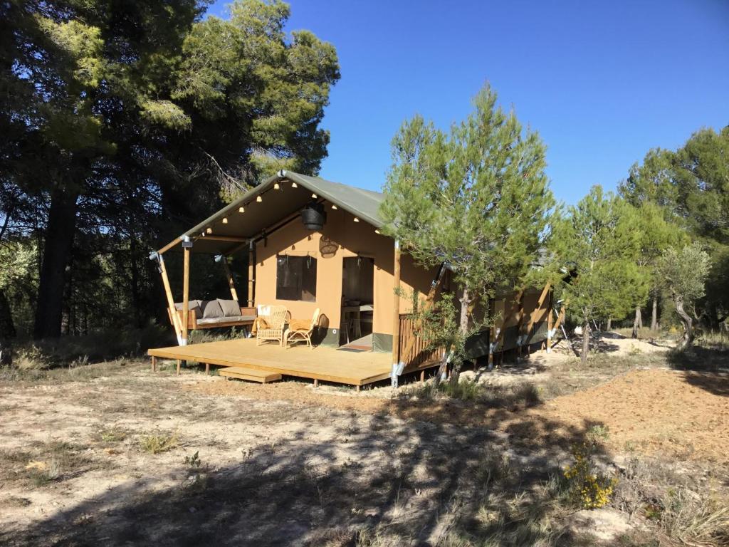 uma pequena casa no meio de um campo em Camping rural la Masia em Cocentaina