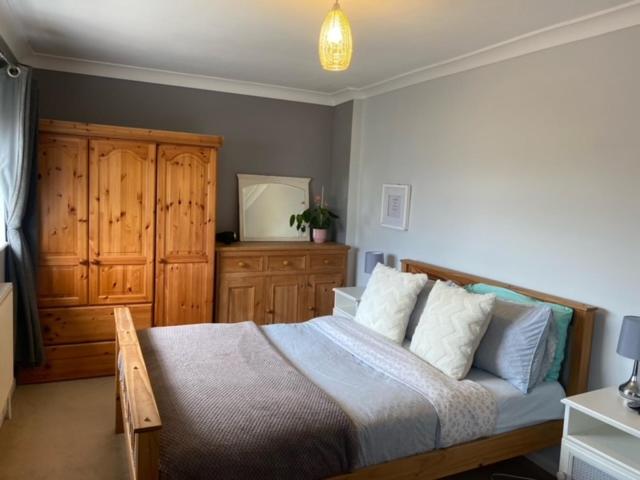 Private bedroom in quiet house. - Housity