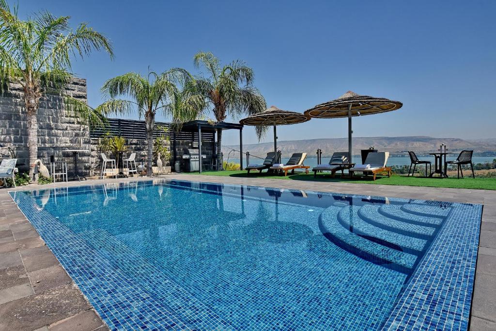 Bazén v ubytování Tchelet and Bazelet nebo v jeho okolí