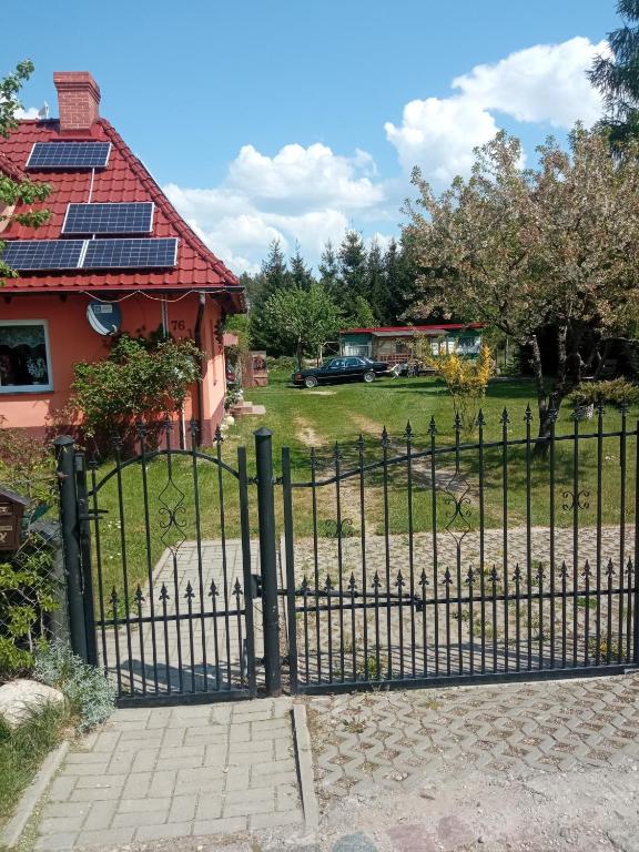 Czarna żelazna brama przed domem w obiekcie Domek holenderski w mieście Sztynort