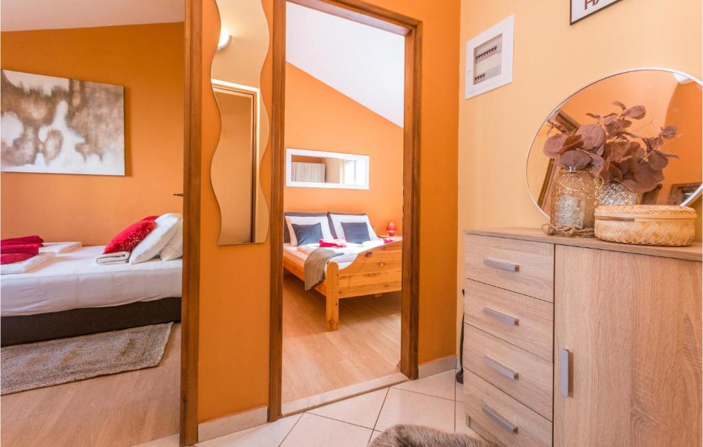 Posteľ alebo postele v izbe v ubytovaní Amazing Apartment In Biograd Na Moru