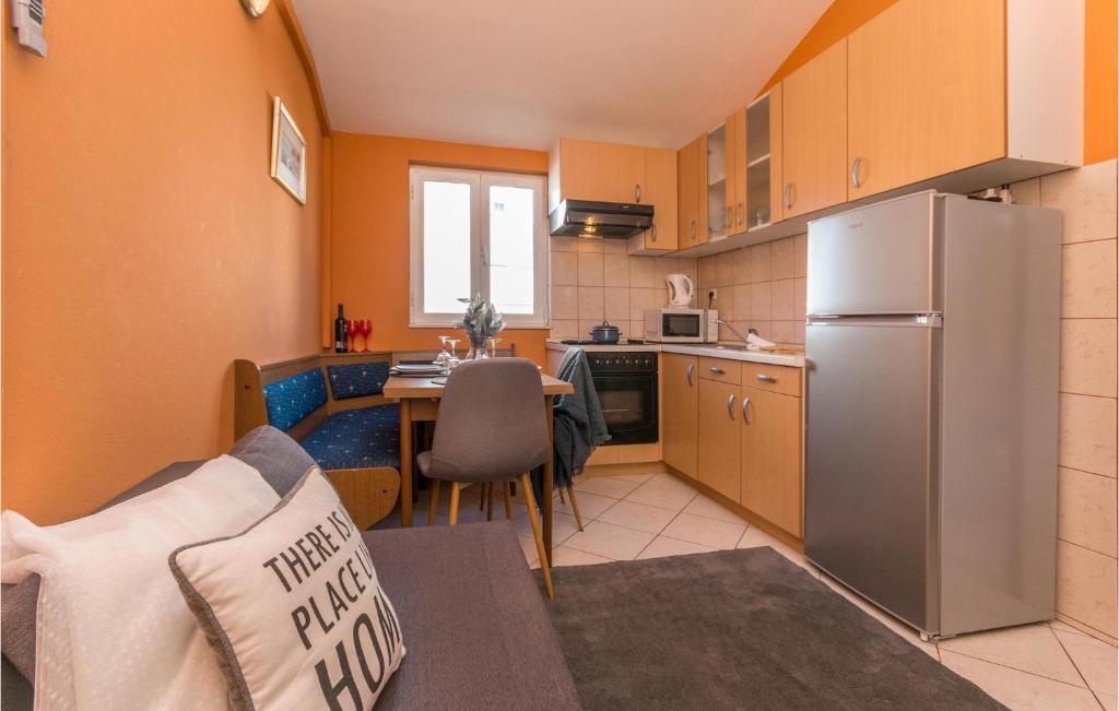 Kuchyňa alebo kuchynka v ubytovaní Amazing Apartment In Biograd Na Moru