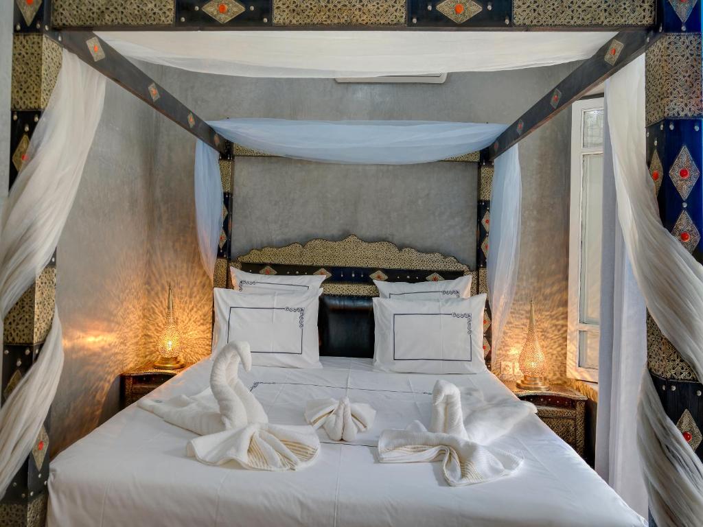 Postel nebo postele na pokoji v ubytování Riad Princesse Du Désert & Spa