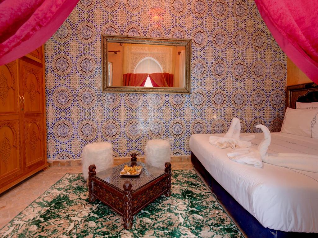 Postel nebo postele na pokoji v ubytování Riad Princesse Du Désert & Spa
