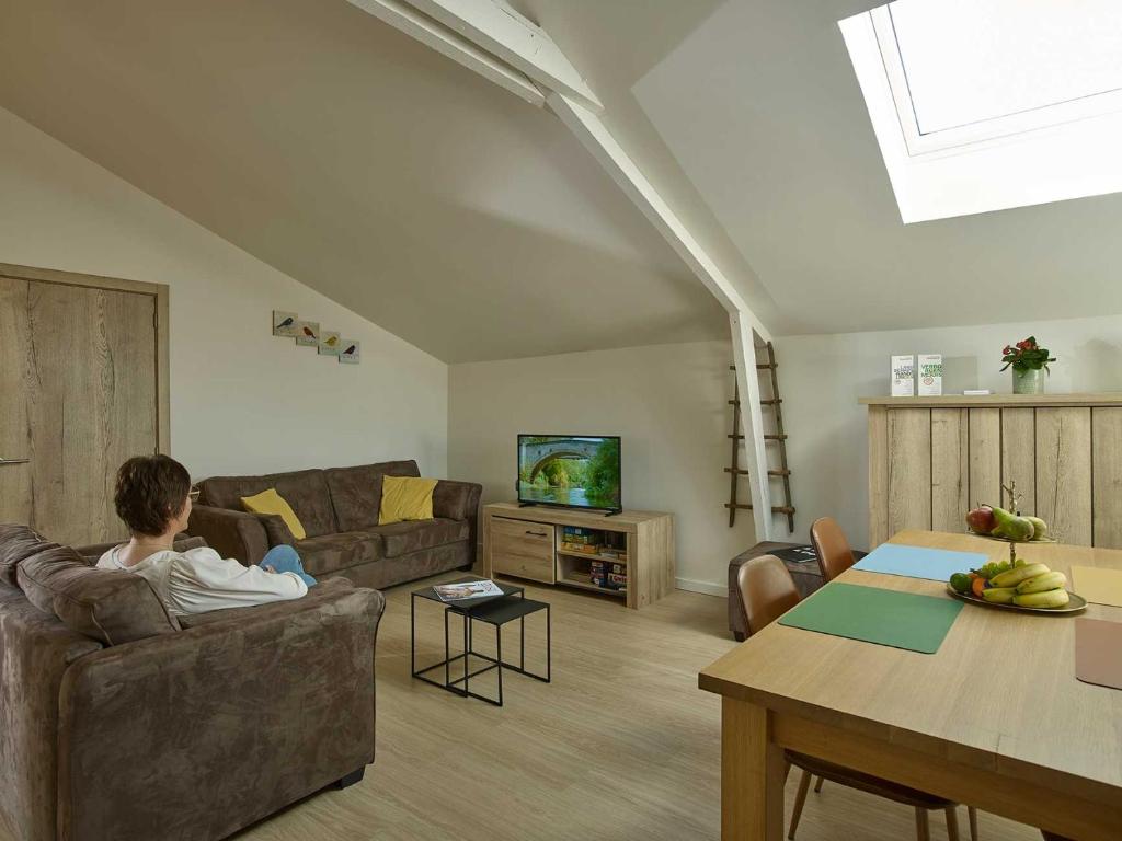 uma pessoa deitada num sofá numa sala de estar em lit-loo em Hasselt