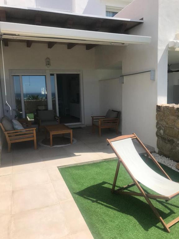 Patio alebo iná vonkajšia časť ubytovania Casa adosada Rompeolas-Atlanterra