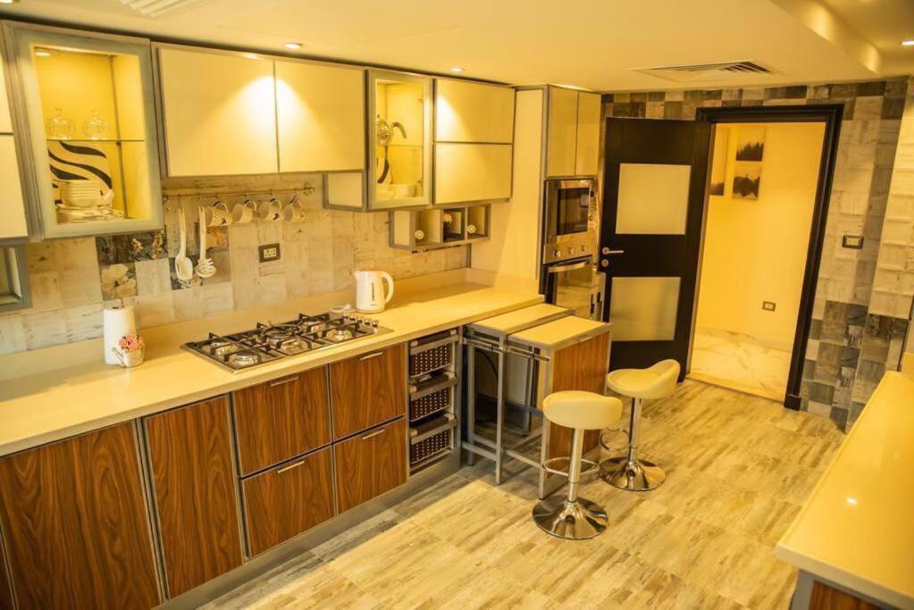Kuchyň nebo kuchyňský kout v ubytování Jood Residences Apartment