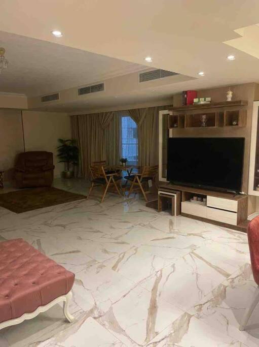 TV a/nebo společenská místnost v ubytování Jood Residences Apartment