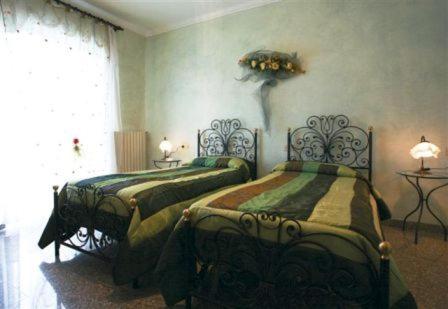 A bed or beds in a room at Hotel & Residence Corona Grossa Balangero