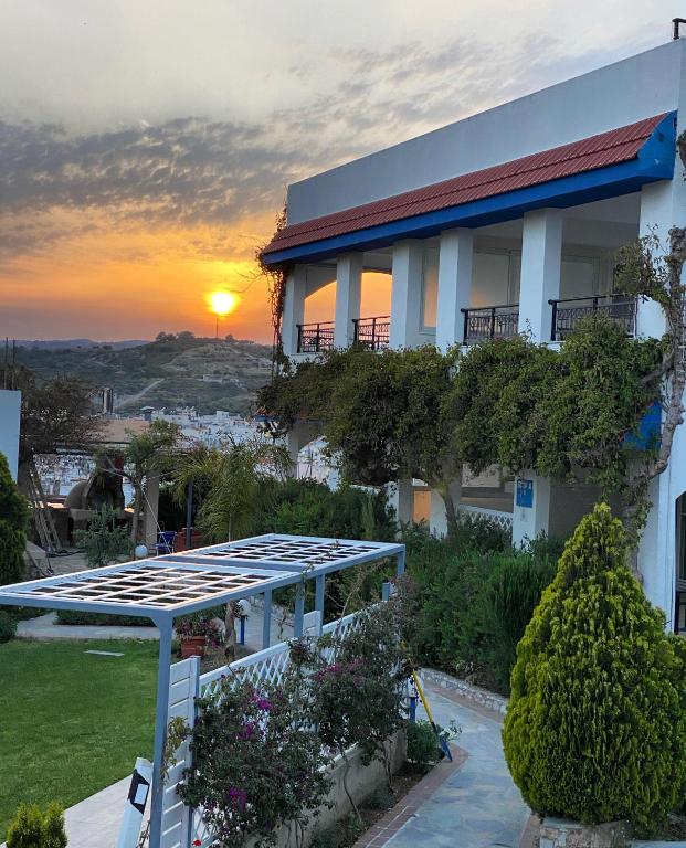 Východ nebo západ slunce při pohledu z aparthotelu nebo okolí