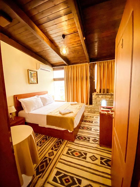 Postel nebo postele na pokoji v ubytování Hotel Iliria
