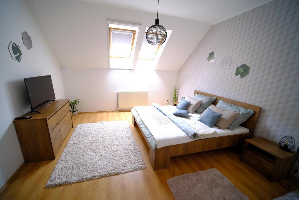Tekla apartman في غيولا: غرفة نوم فيها سرير وتلفزيون
