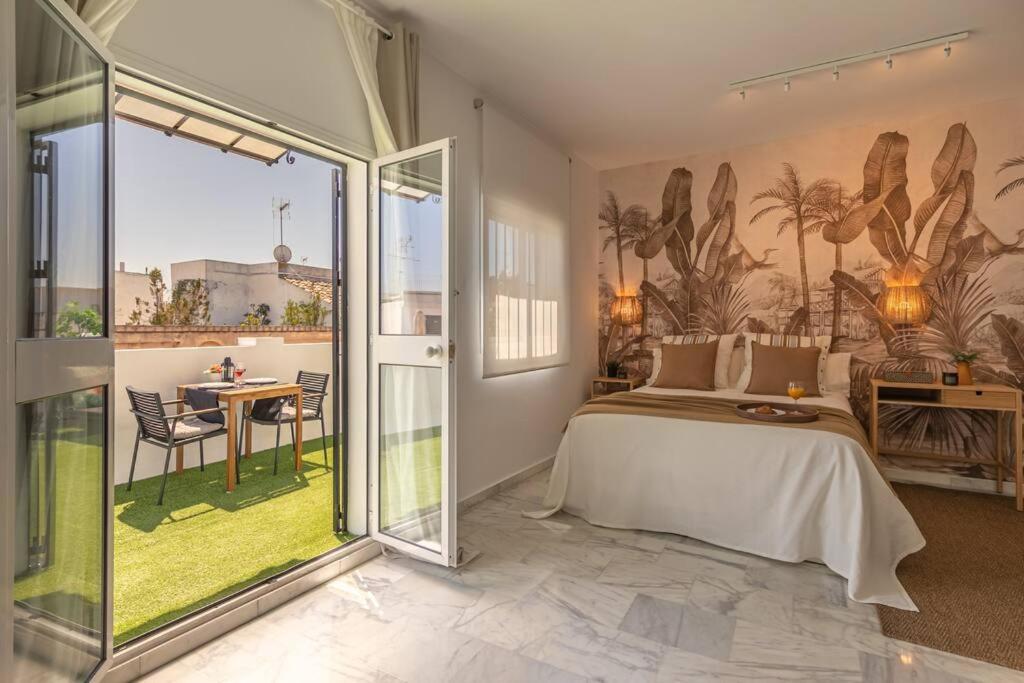 1 dormitorio con 1 cama y puerta corredera de cristal en Avanti Alameda Sky Terrace, DISFRUTALO en Sevilla