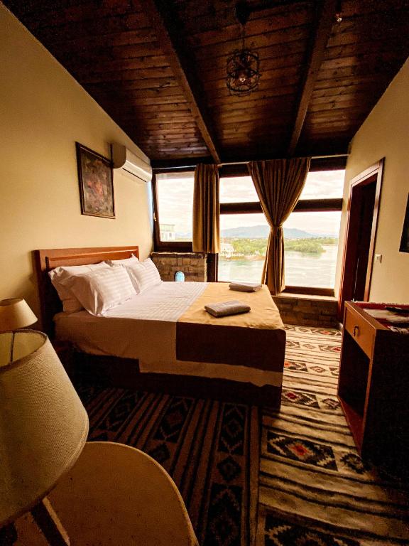 Postel nebo postele na pokoji v ubytování Hotel Iliria