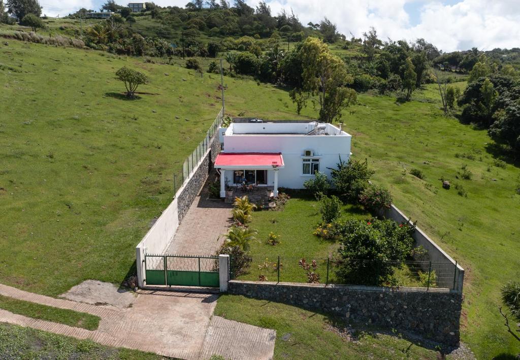 widok z powietrza na dom w polu w obiekcie Le Paradisier Guest House w mieście Rodrigues Island