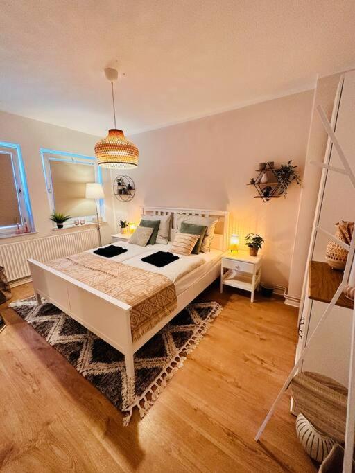ein Schlafzimmer mit einem großen weißen Bett in einem Zimmer in der Unterkunft Schönes 3-Zimmer-Apartment in Bremen-Findorff Nähe HBF, Zentrum, Messegelände in Bremen