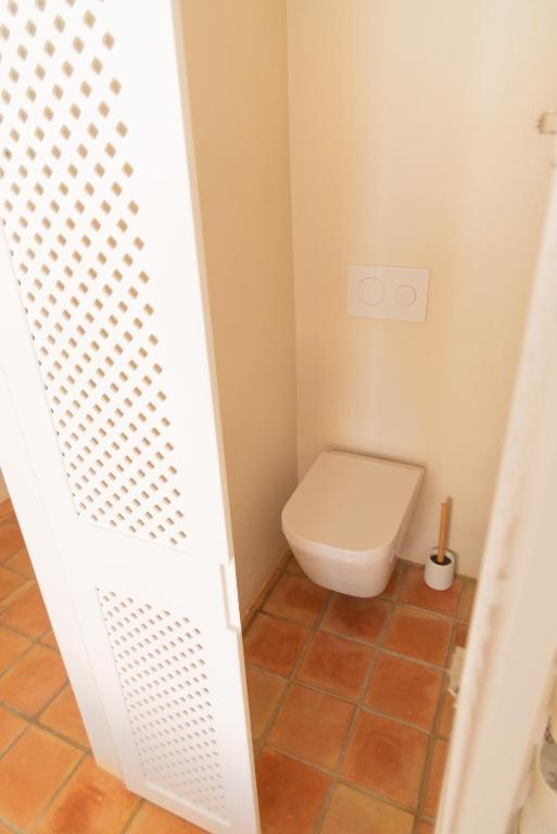 a bathroom with a toilet in a room at La Casa Turquesa in Águilas