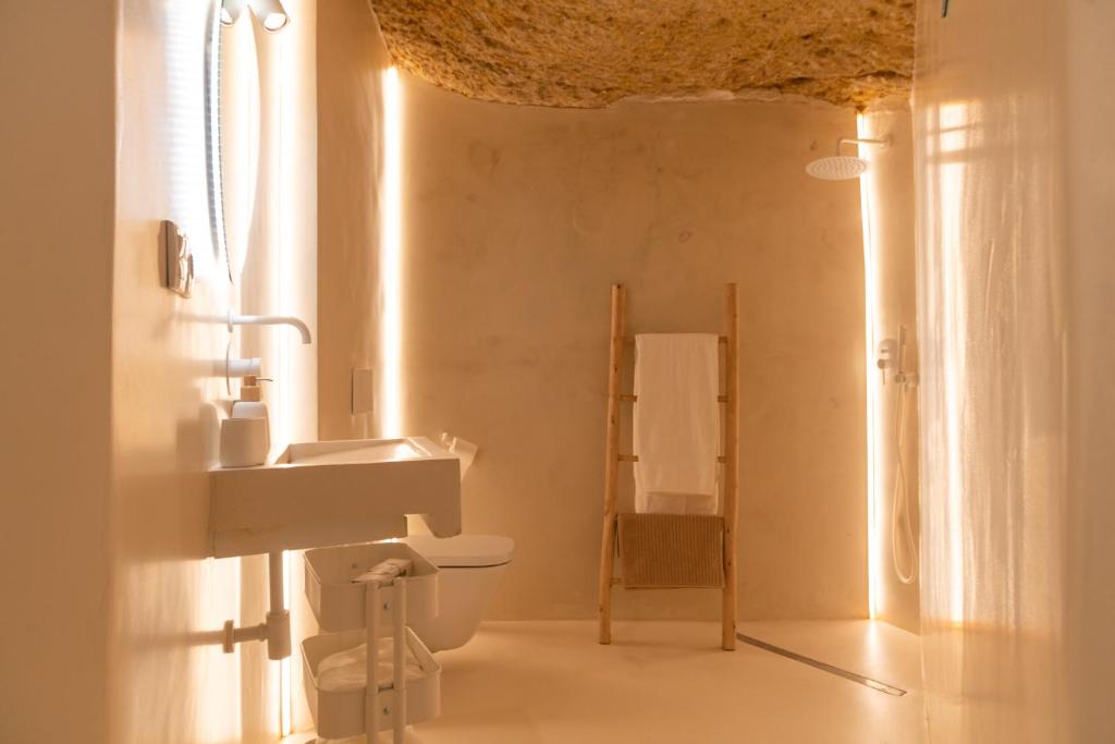 a bathroom with a sink and a toilet at La Casa Turquesa in Águilas