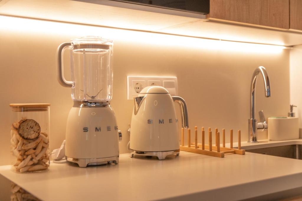 two blenders sitting on a counter in a kitchen at La Casa Turquesa in Águilas