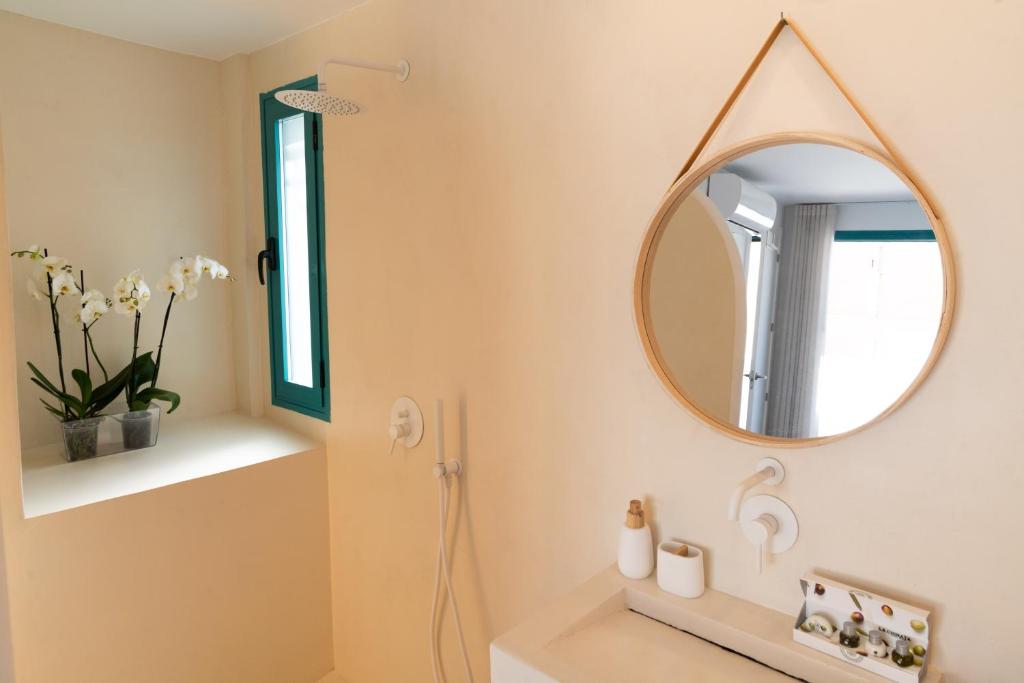 a bathroom with a mirror and a sink at La Casa Turquesa in Águilas