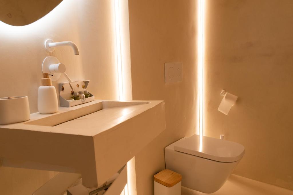 a bathroom with a white sink and a toilet at La Casa Turquesa in Águilas