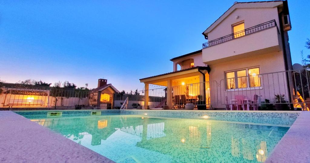 una gran piscina frente a una casa en Villa Valentina Nin, en Ninski Stanovi
