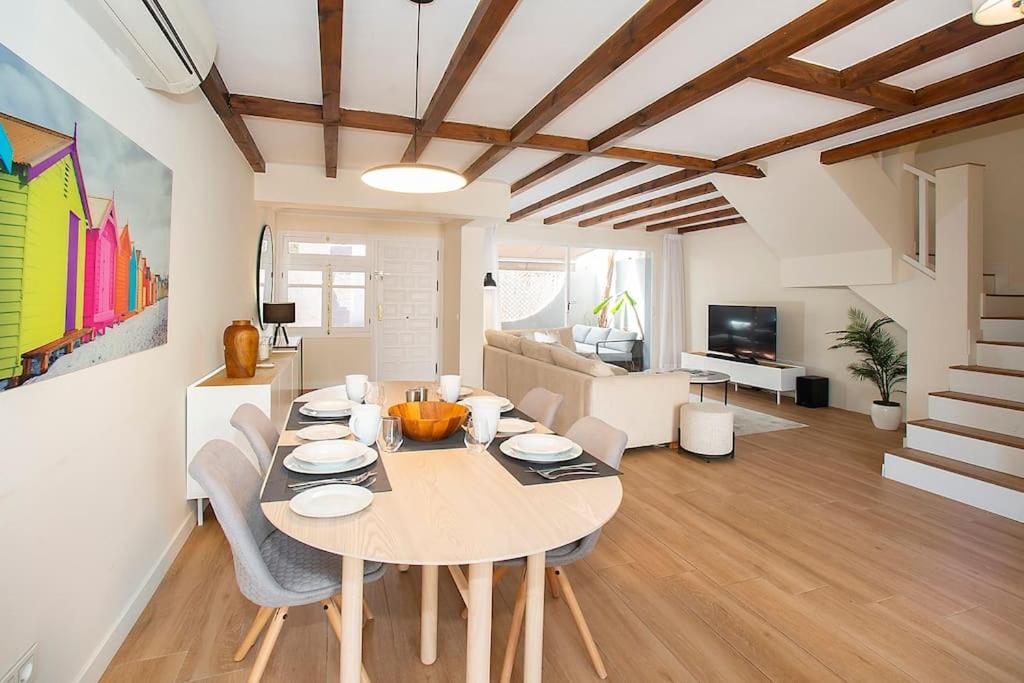 Televízia a/alebo spoločenská miestnosť v ubytovaní Beautiful and Quiet Family Townhouse in Great Location