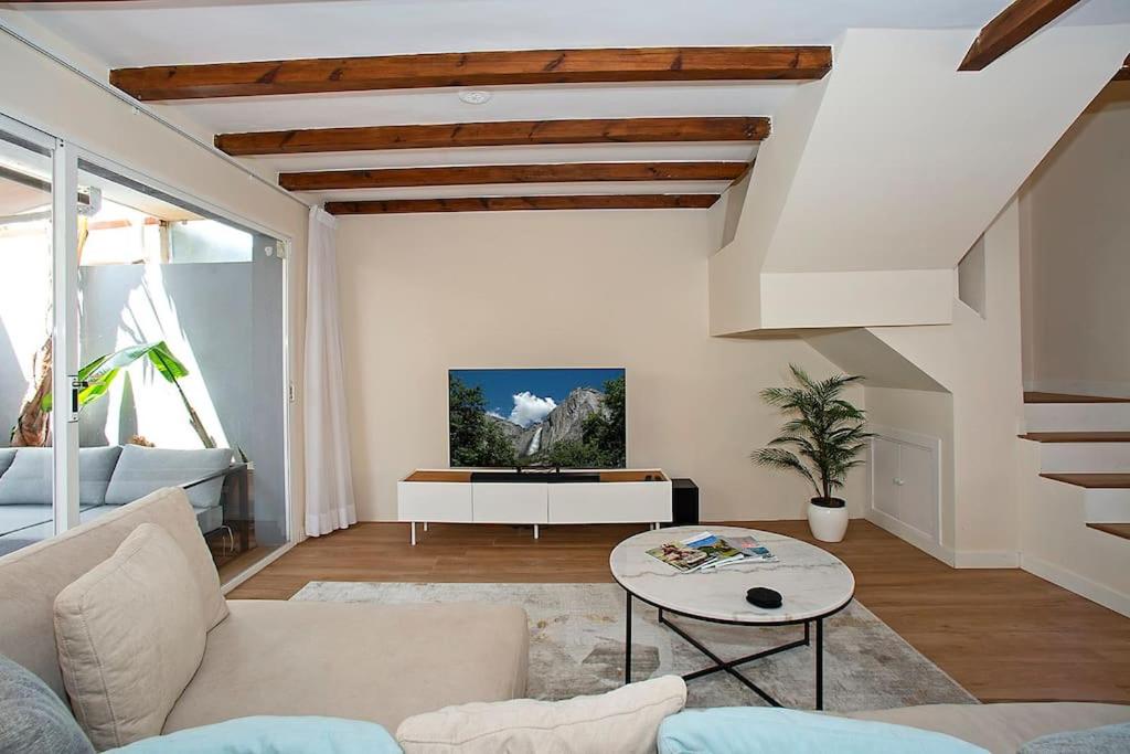 Televízia a/alebo spoločenská miestnosť v ubytovaní Beautiful and Quiet Family Townhouse in Great Location