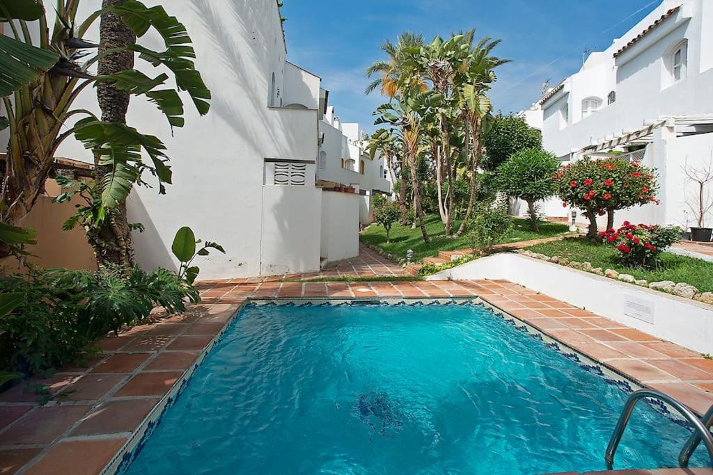 Bazén v ubytovaní Beautiful and Quiet Family Townhouse in Great Location alebo v jeho blízkosti