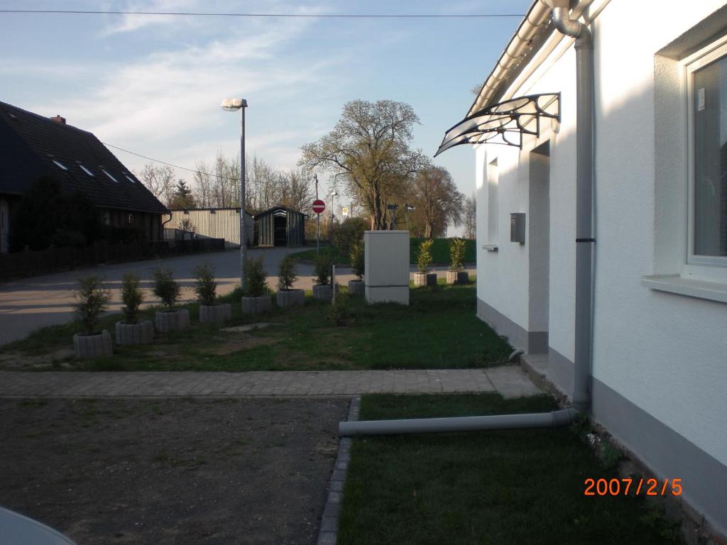 a house with a pole on the side of a street at gramelower see in Teschendorf