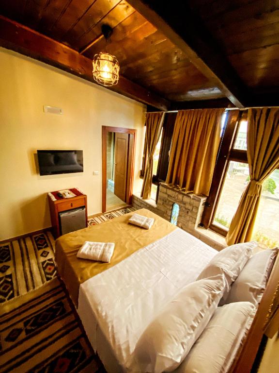 Postel nebo postele na pokoji v ubytování Hotel Iliria