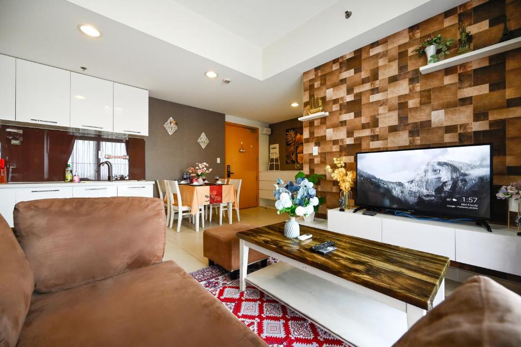 sala de estar con sofá y TV en la pared en Landmark View 2 bedrooms condo in T1 Masteri Thao Dien, Fully Furnished With Full Amenities, en Ho Chi Minh