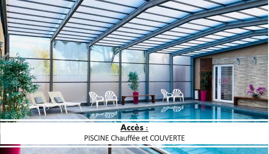 une terrasse avec une piscine dans l'établissement Hotel & Spa Gil de France Cap d'Agde, au Cap d'Agde