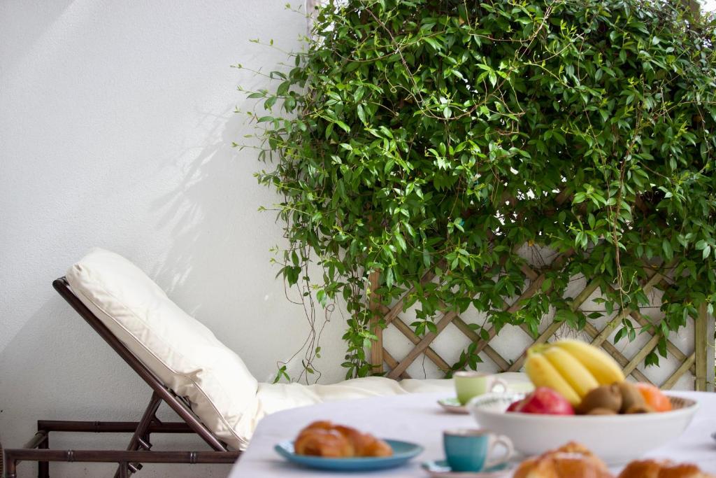 a table with a bowl of fruit on top of it at Villa Antonietta 1, giardino privato, mare e pineta in Bibione