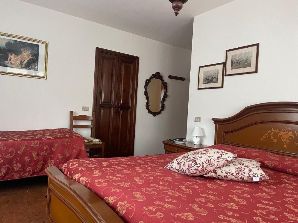 Łóżko lub łóżka w pokoju w obiekcie Hotel Americana