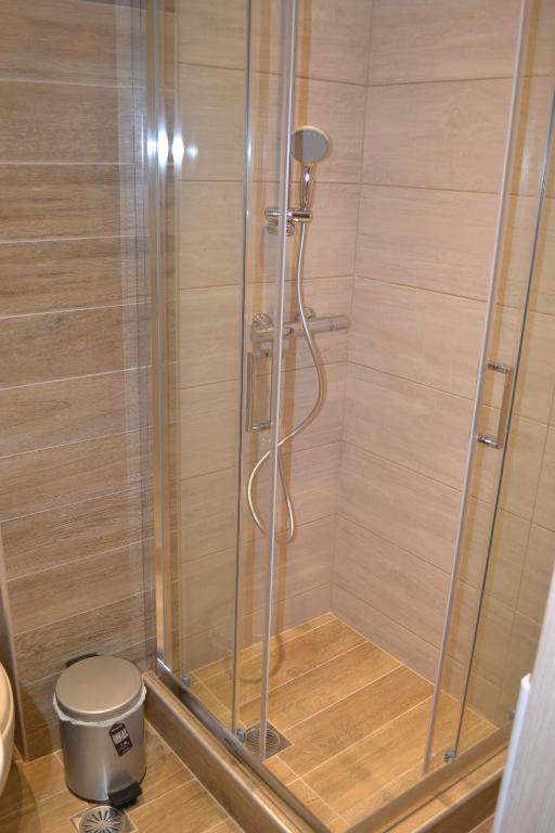 W łazience znajduje się prysznic ze szklanymi drzwiami oraz toaleta. w obiekcie Kalamaria brand new 1 bedroom apartment w Salonikach