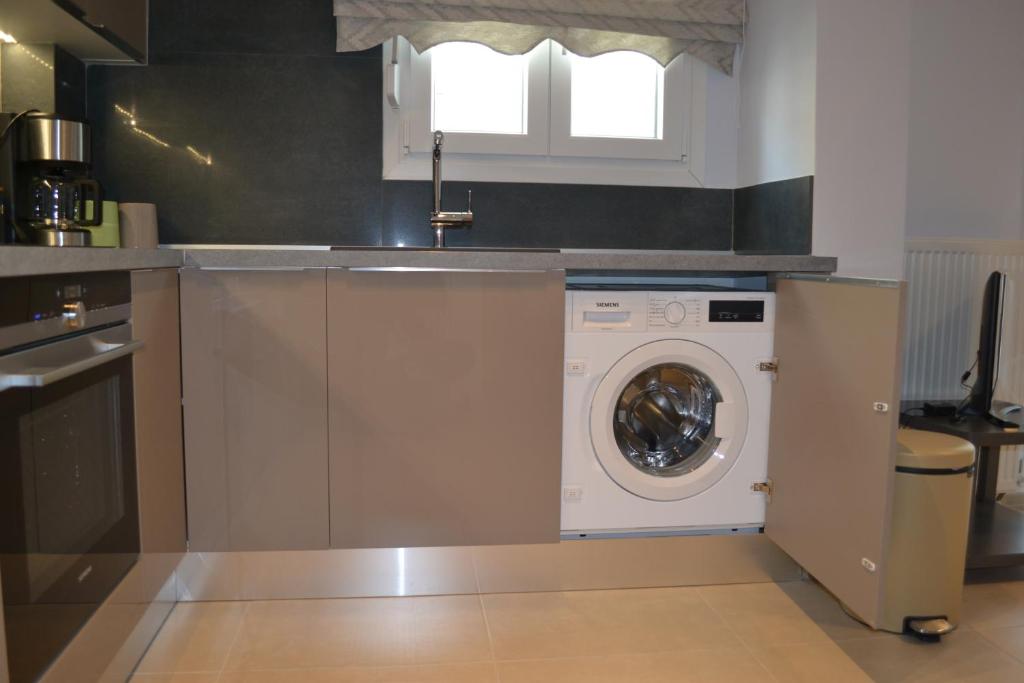 Kuchnia lub aneks kuchenny w obiekcie Kalamaria brand new 1 bedroom apartment