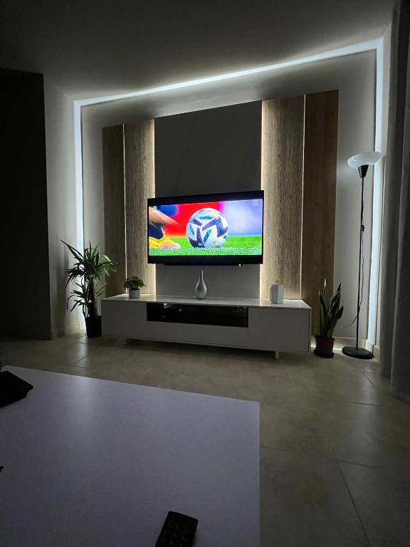 Televízia a/alebo spoločenská miestnosť v ubytovaní Apartamento Al-Alba Golf Resort Valle del Este Vera