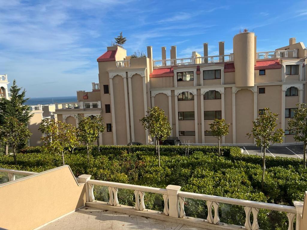 un gran edificio con una escalera delante en La Mer Luxury Apartments, en Golden Sands