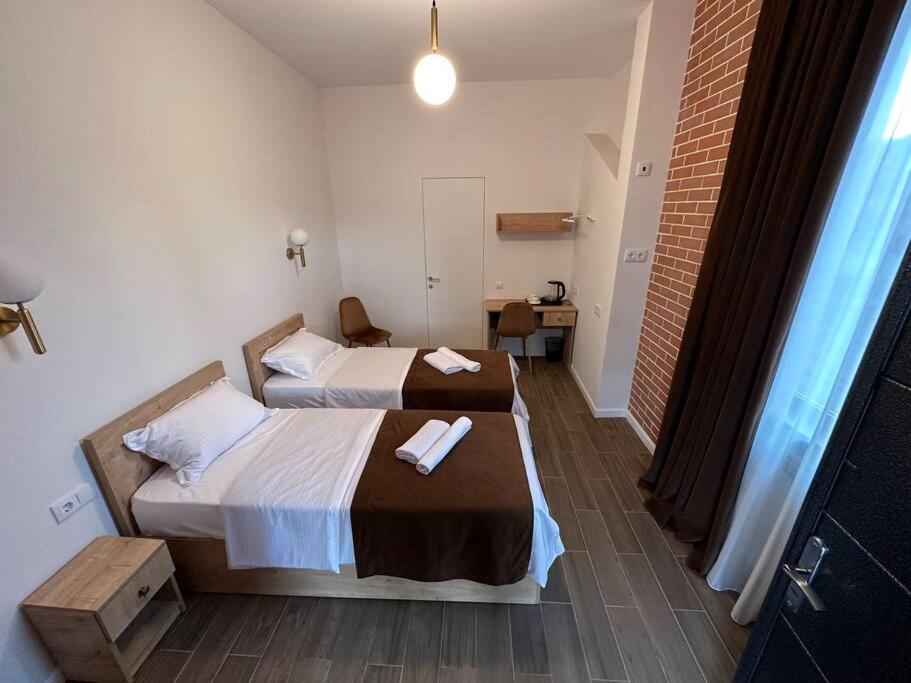 ein Hotelzimmer mit 2 Betten und Handtüchern darauf in der Unterkunft Apartment Marjanishvili in Tbilisi City