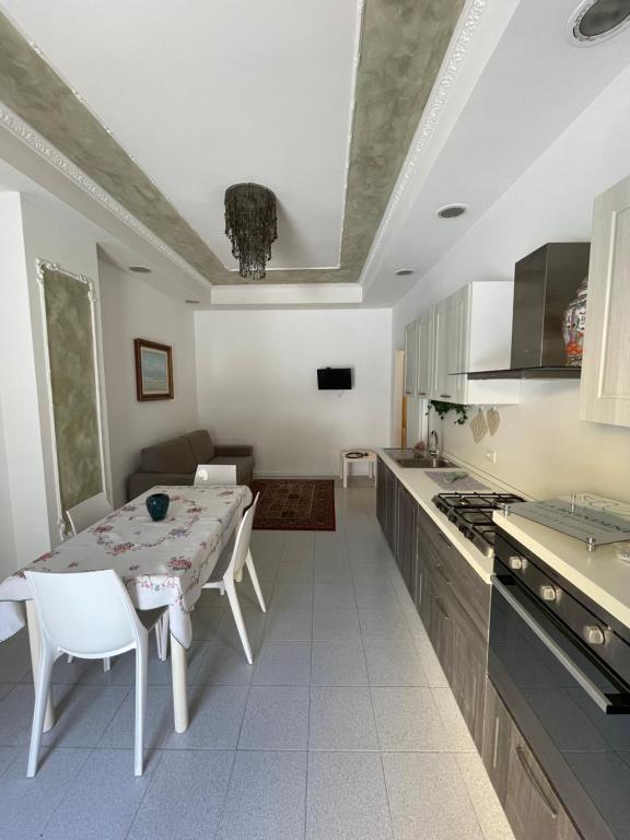 una cucina con tavolo e una sala da pranzo di La Rondine rental apartment a Porto Recanati