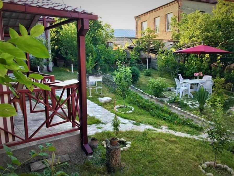 Сад в GuestHouse LILIA &Wine Celler