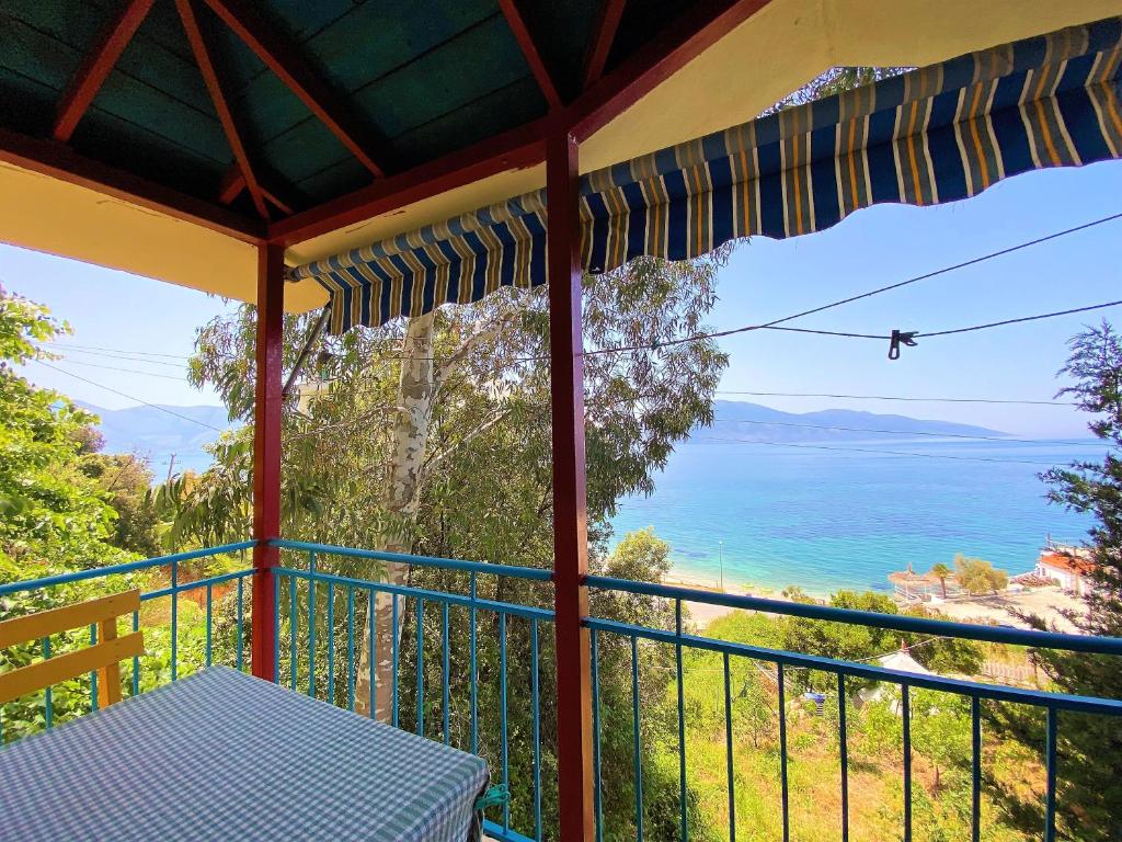 Fourth Room of Cozy Beachside Haven - Panoramic Radhime Retreat with Balcony Dining - Image 5