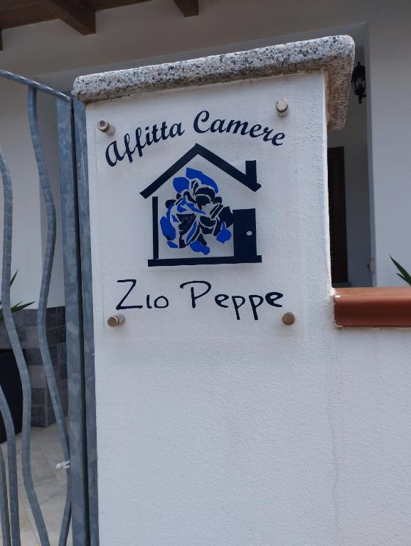 a sign for a zebra people on a door at Affitta Camere Zio Peppe in San Teodoro