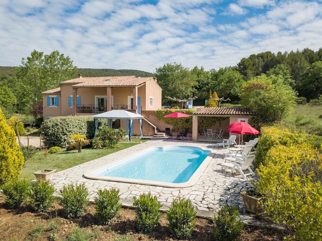 une villa avec piscine et une maison dans l'établissement Le Mas du Miel d'Or, 12 pers, au coeur du Luberon, air-conditionné, piscine, propriété de 5000 m2, à Villars