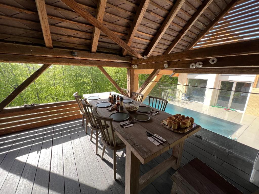 Balkón nebo terasa v ubytování Ferienhaus auf 7 ha Alleinlage - Pool,Whirlpool, Sauna - Das Refugium Südsteiermark