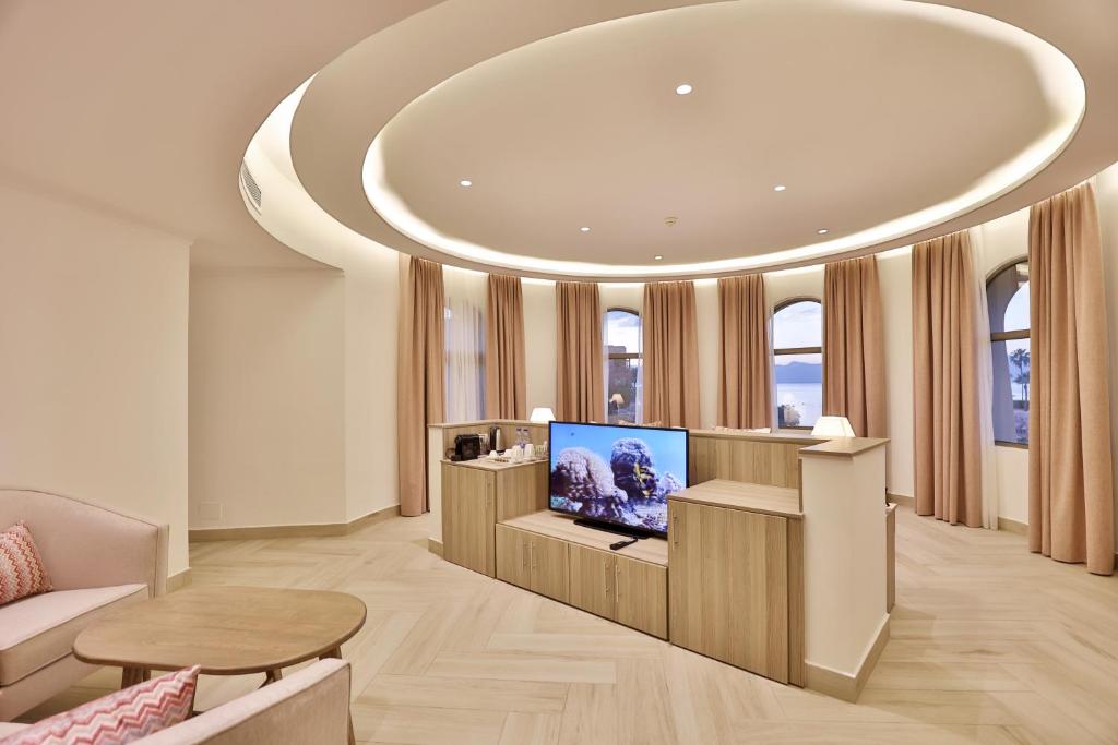 uma sala de estar com uma televisão e um tecto circular em Lavanda Boutique Suites Tala Bay em Aqaba